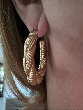 LARGE 14k GOLD TWIST HOOP
EARRINGS ✨